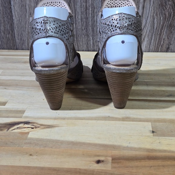 Vince Camuto Sandal Perforated Laser Cut Metallic Pewter Block Heel 7M Shimmer - Picture 4 of 13